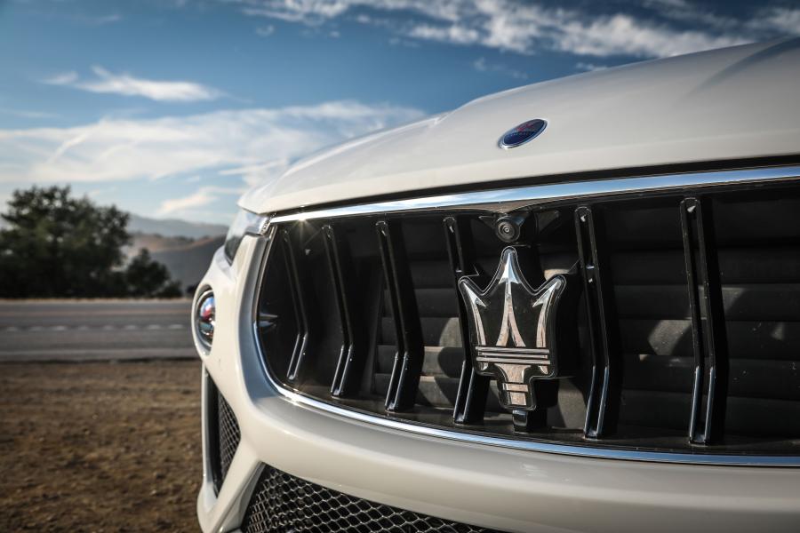 Логотип Maserati Levante GTS 2018 года  (NA) (фото 4 из 40)